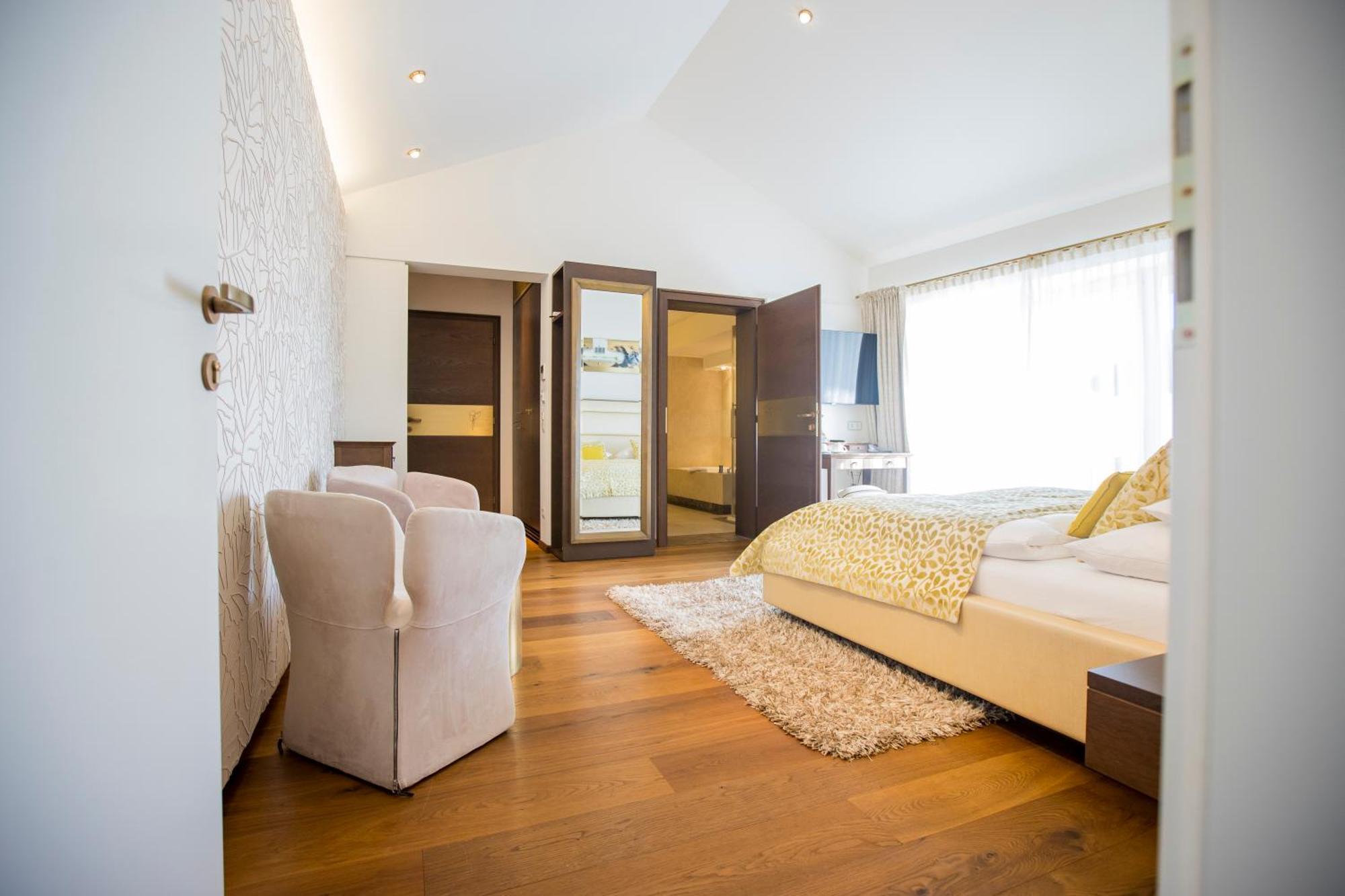 Iris Porsche & Restaurant 4*