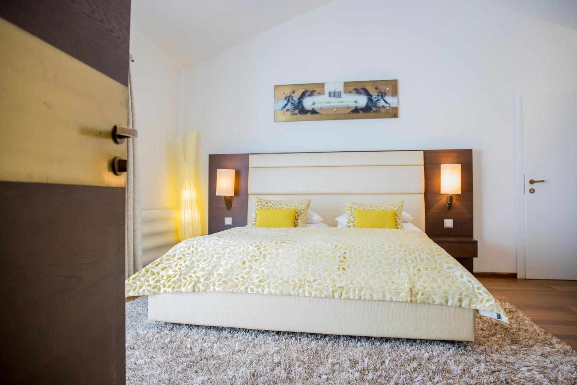 Iris Porsche & Restaurant Hotel 4*