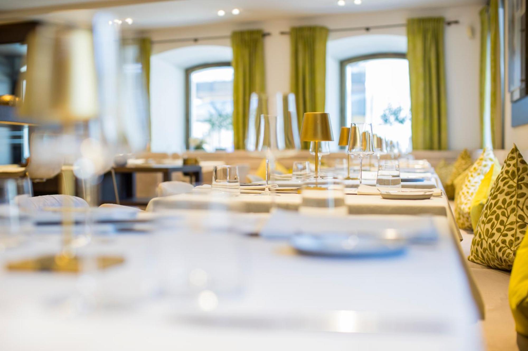 Iris Porsche & Restaurant 4*