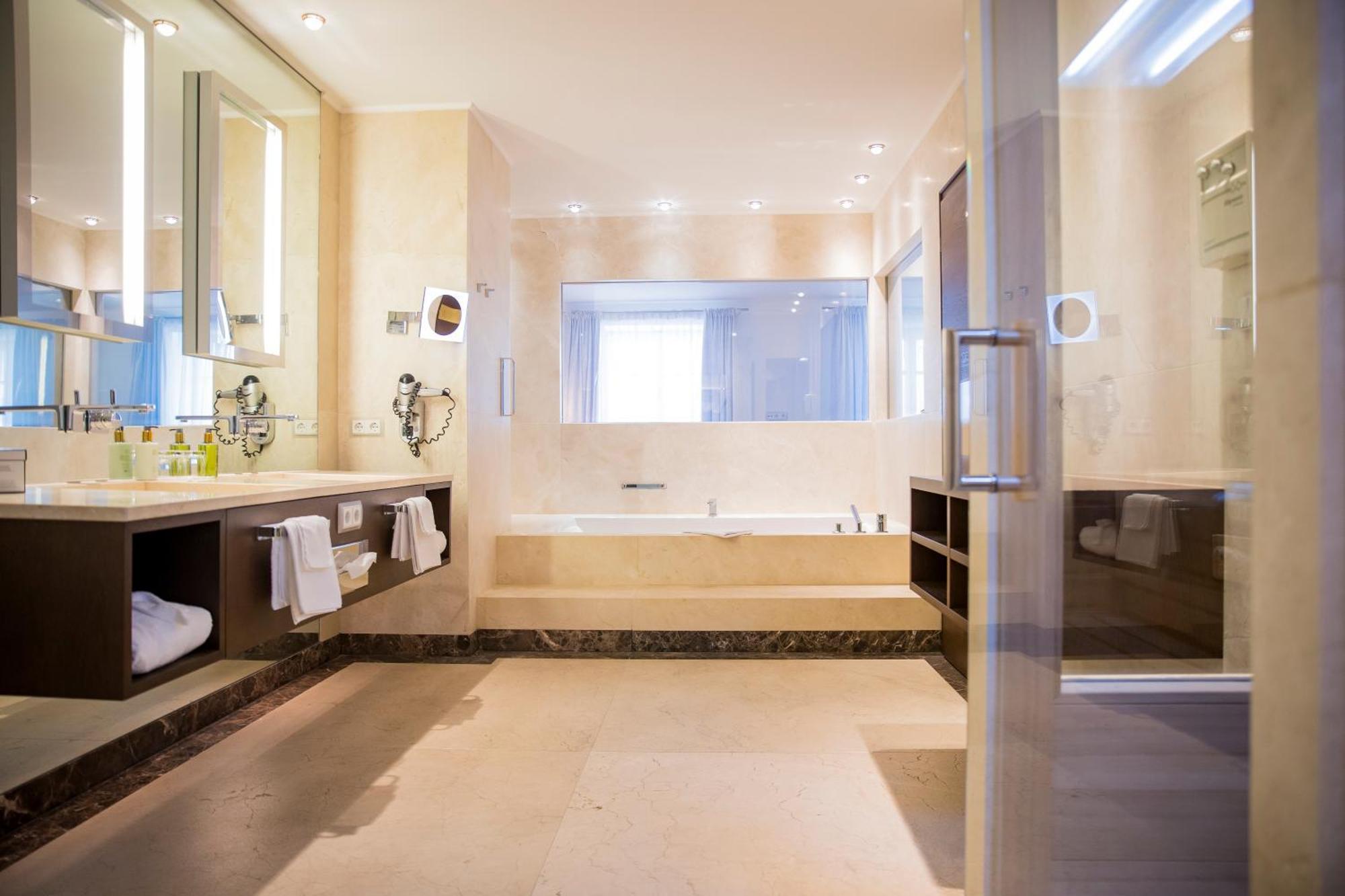 Iris Porsche & Restaurant 4*