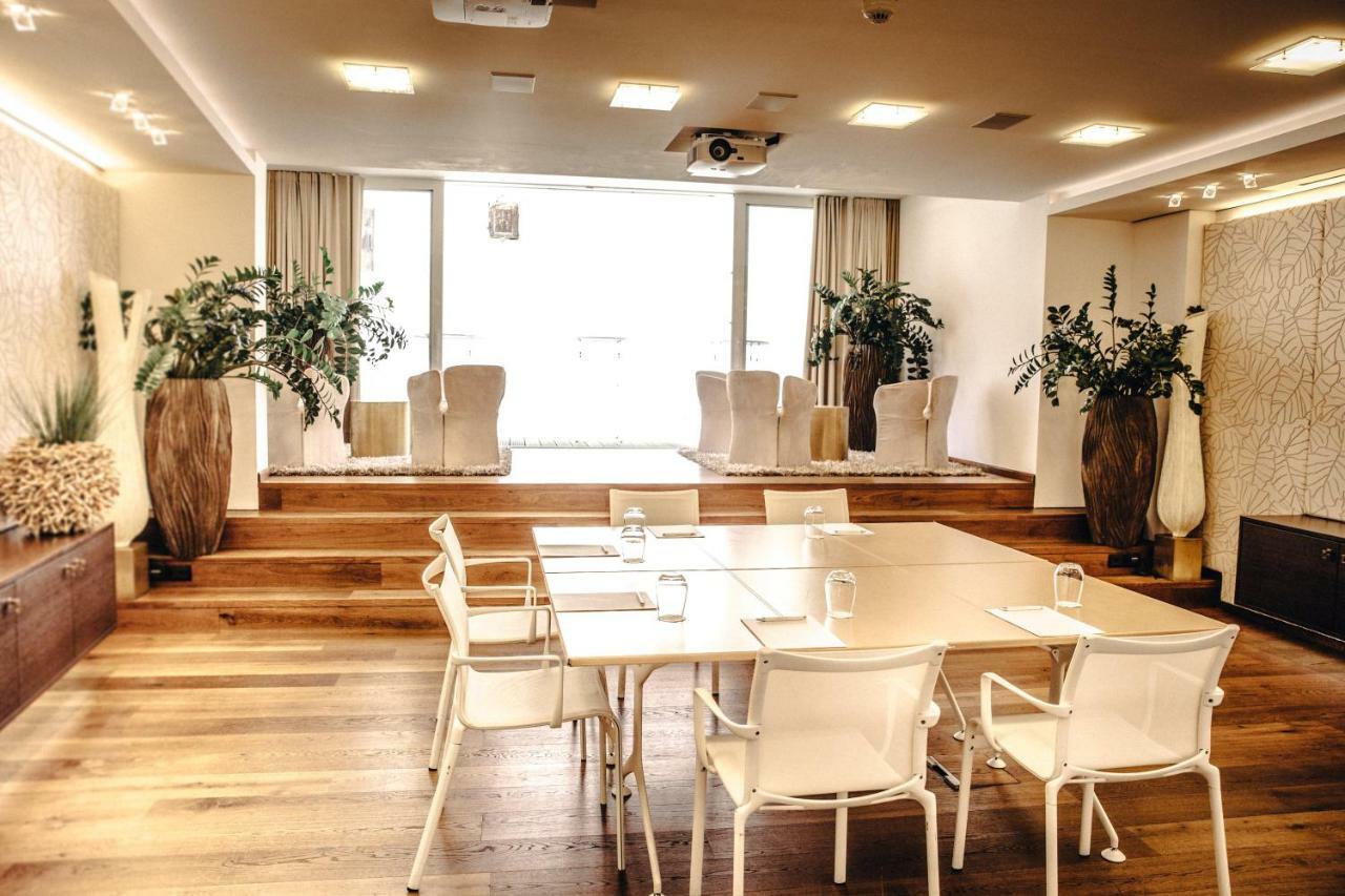Iris Porsche & Restaurant 4*